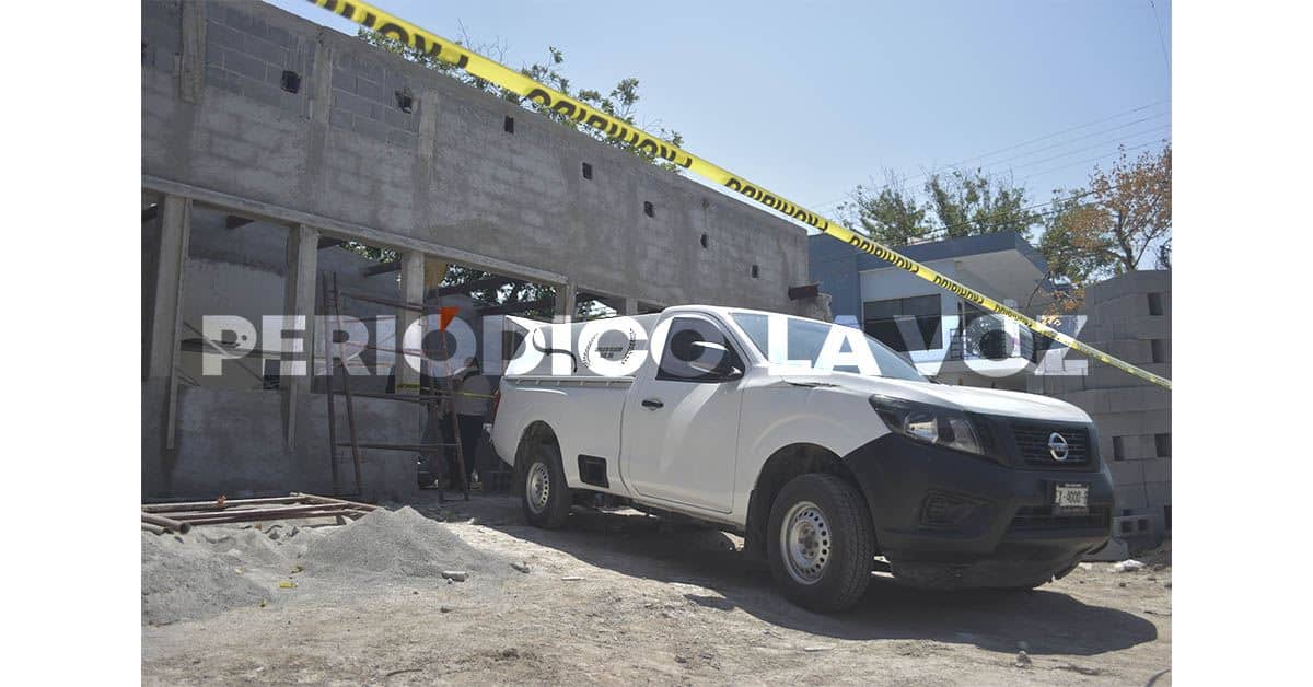 Cae albañil de viga y se mata