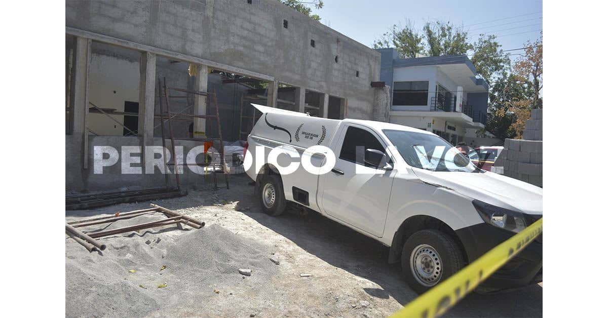 Cae albañil de viga y se mata