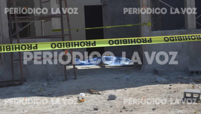 Cae albañil de viga y se mata