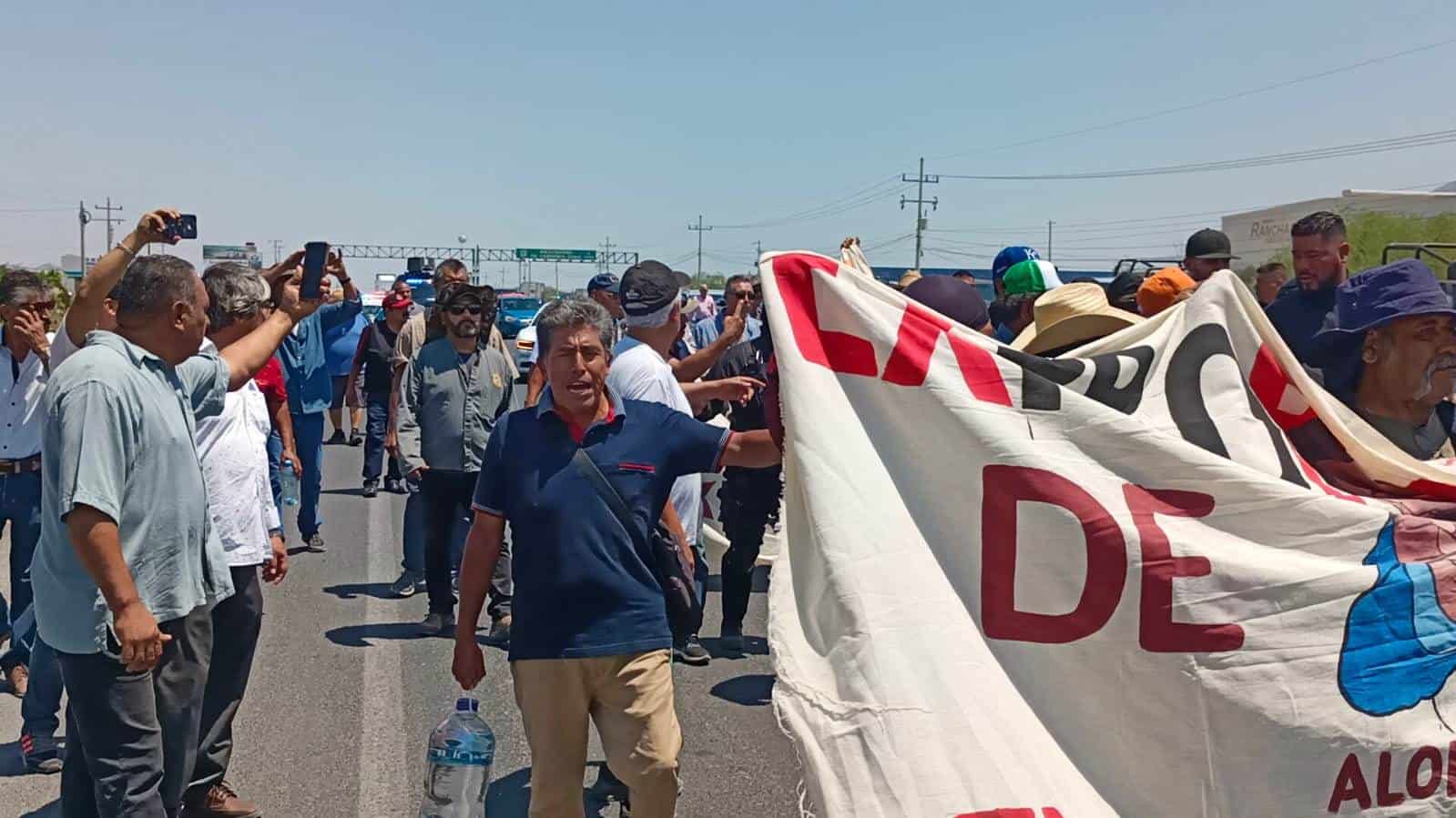 Bloquean obreros la 57