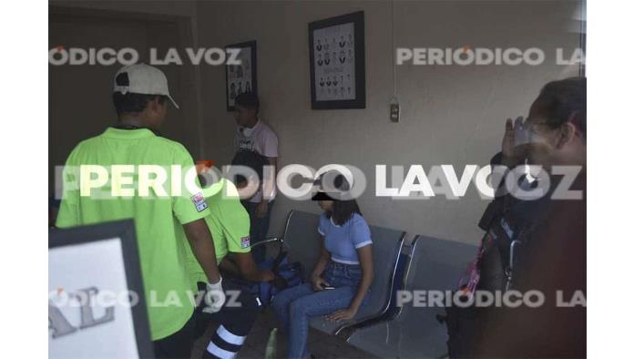 Se desmaya jovencita en parada de camiones