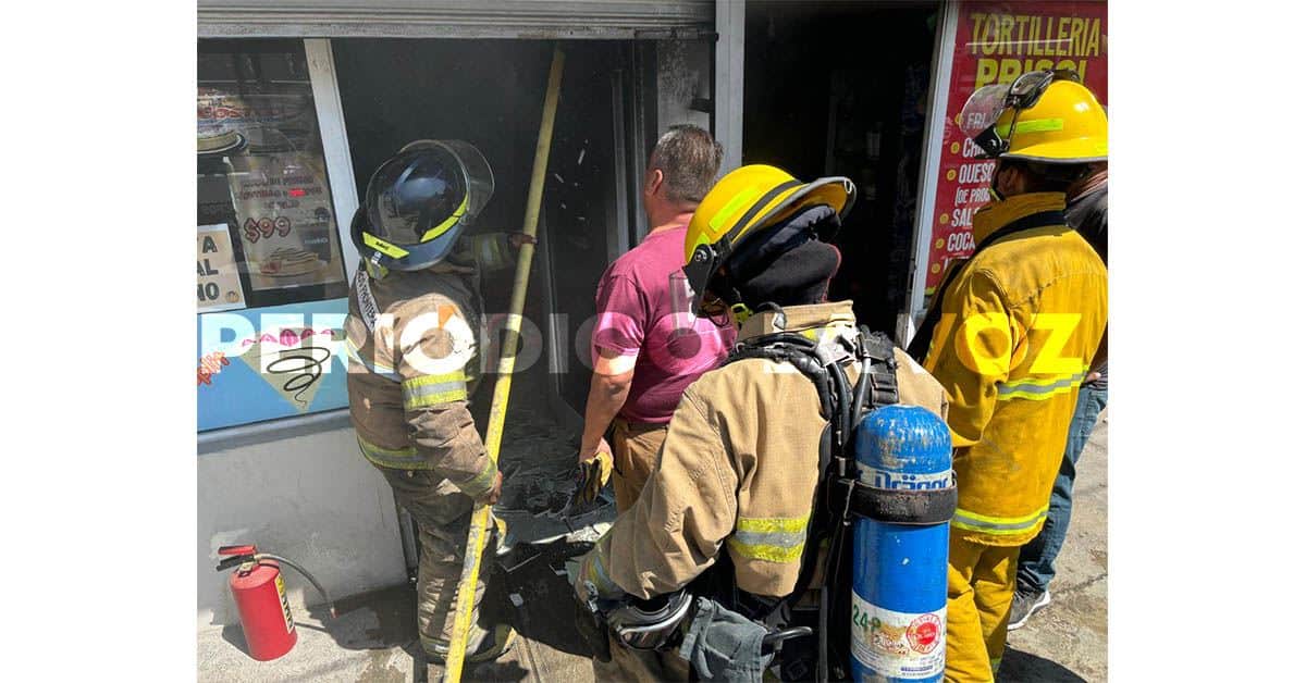 Corto en freidora causa incendio en snack