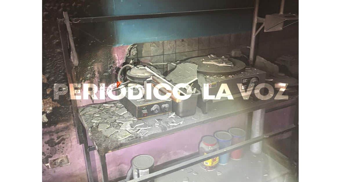 Corto en freidora causa incendio en snack