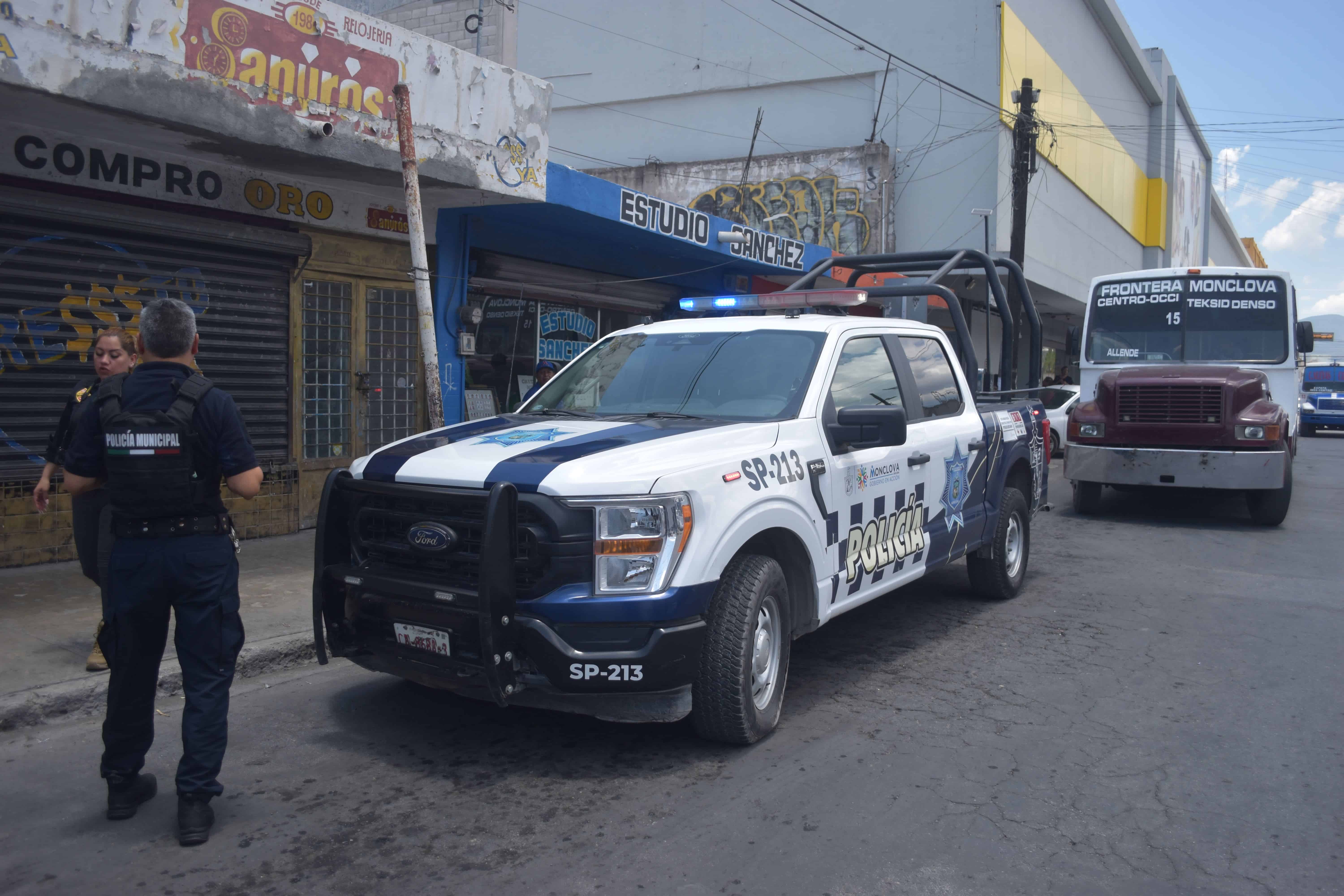 Se desmaya jovencita en parada de camiones