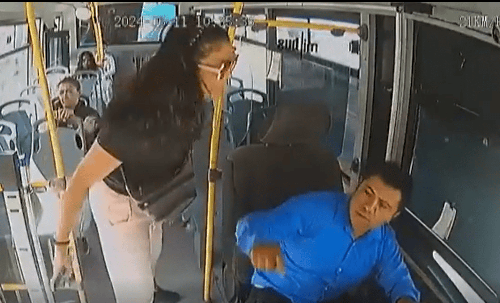 Mujer agrede a chofer de bus porque iba a exceso de velocidad en Puebla