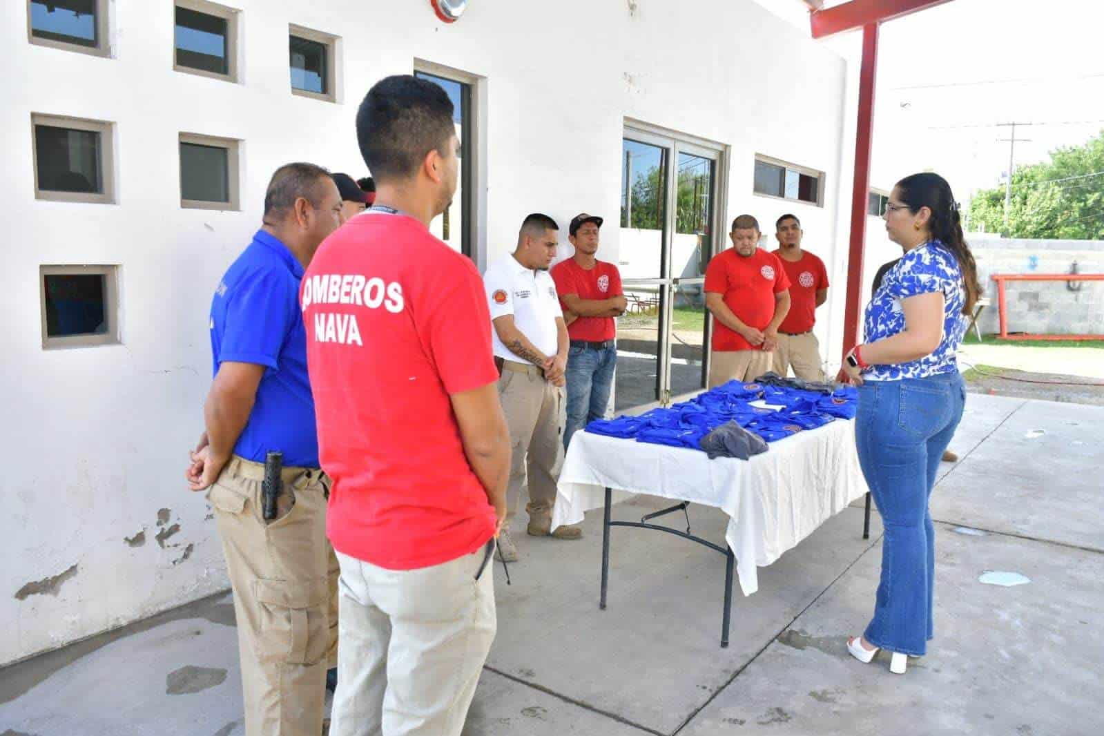 Entrega alcaldesa Pily Valenzuela uniformes a Bomberos y Protección Civil