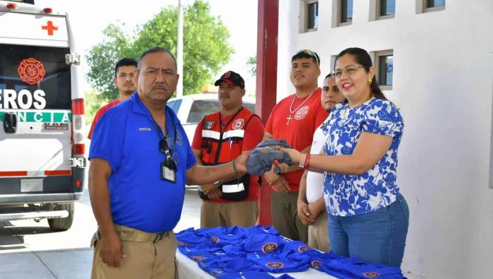 Entrega alcaldesa Pily Valenzuela uniformes a Bomberos y Protección Civil