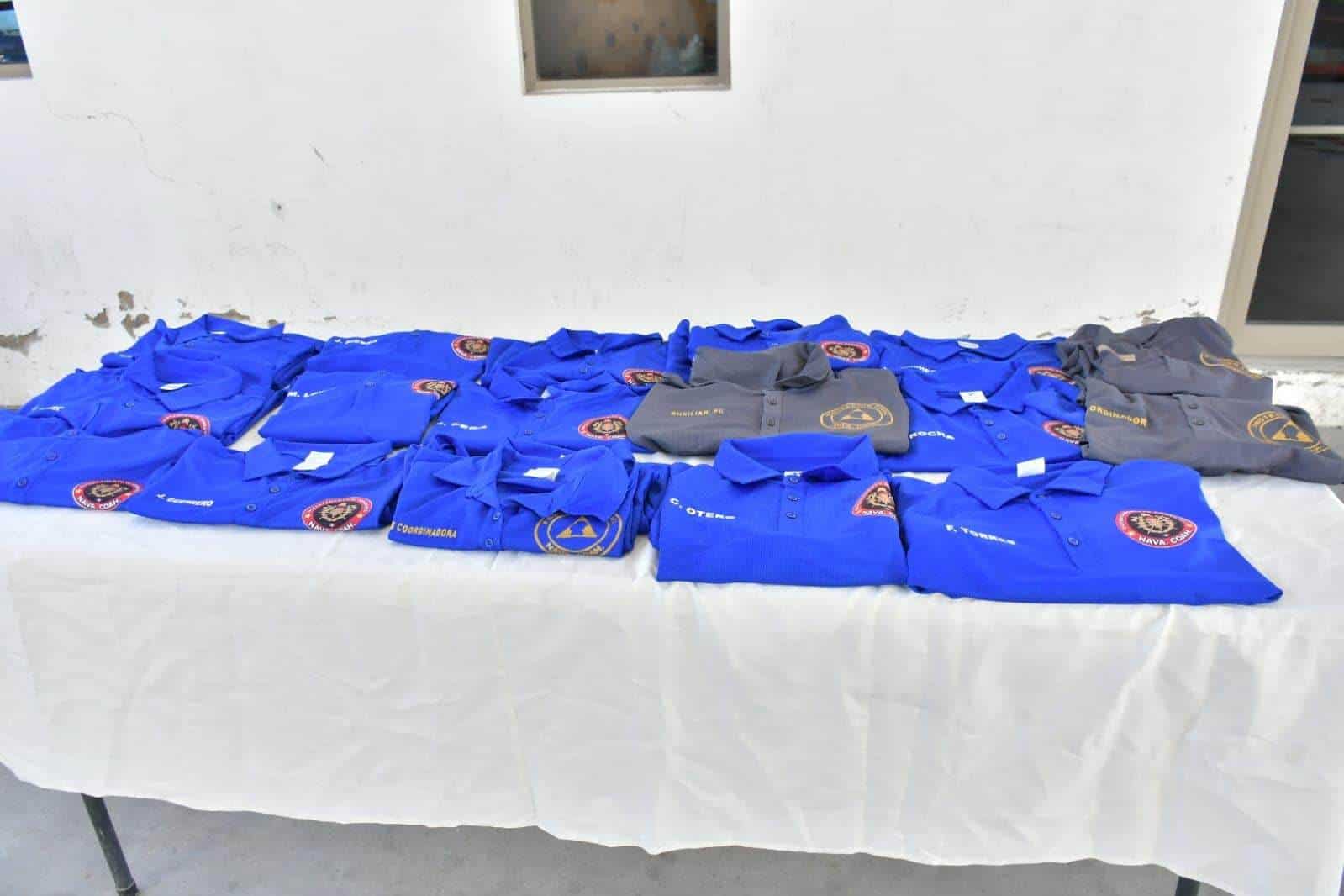Entrega alcaldesa Pily Valenzuela uniformes a Bomberos y Protección Civil