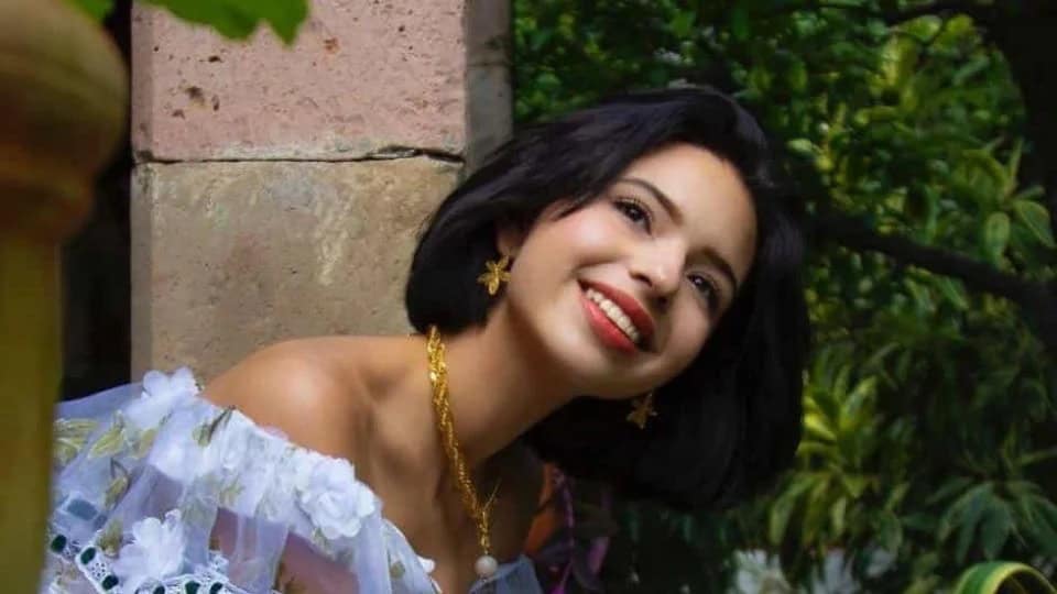 Difunden video de Ángela Aguilar portando presunto anillo de compromiso