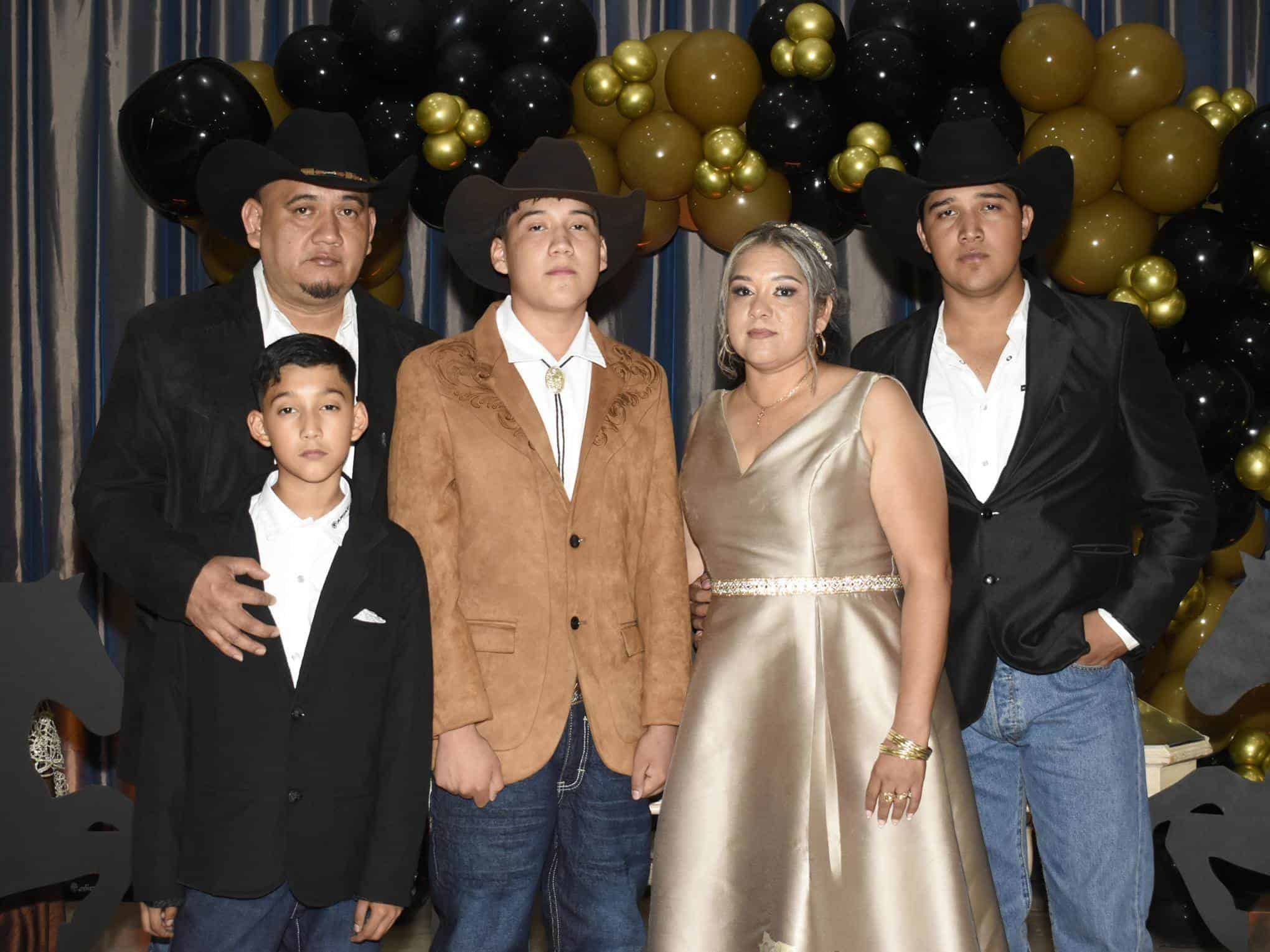 Acompañado de sus querido Acompañado de sus queridos padres.s padres.