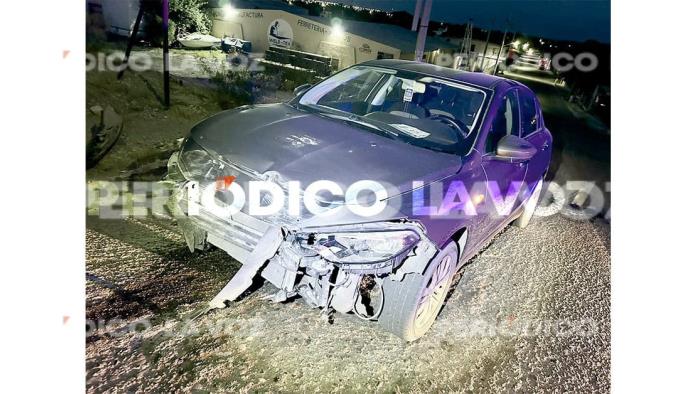 Colisionan auto y camión