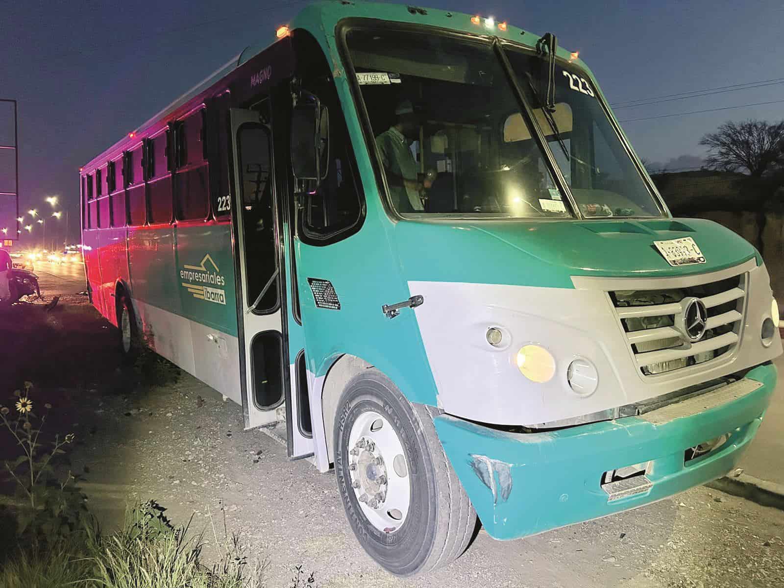 Colisionan auto y camión