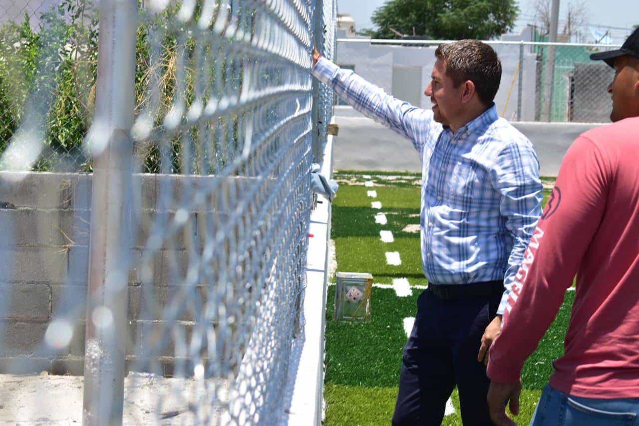 El Alcalde Hugo Lozano supervisó los trabajos de la cancha de pasto sintético que se construye en la Colonia Los Nogales.
