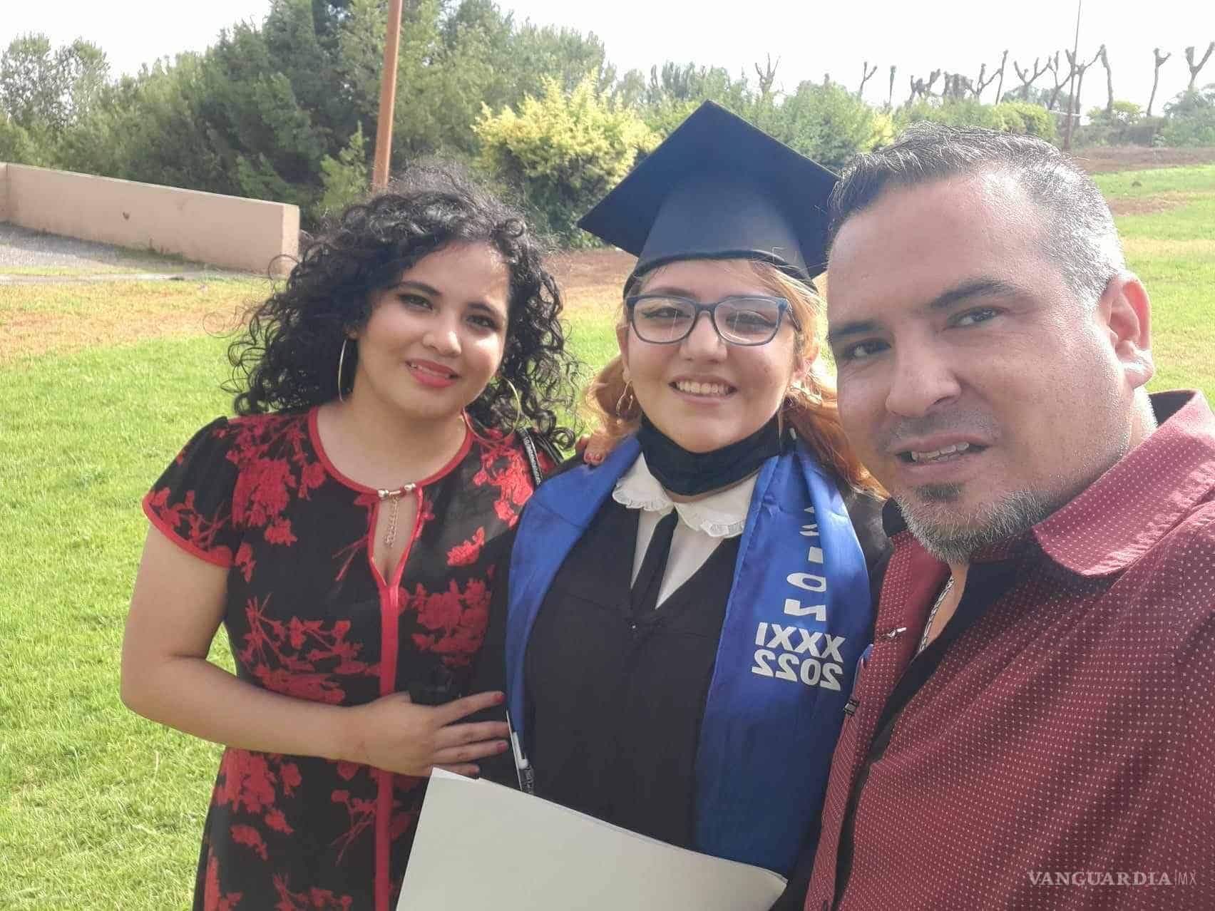 Ricardo Martínez, abogado originario de Saltillo, enfrentó la vida y el reto de ser padre soltero, con alegría.