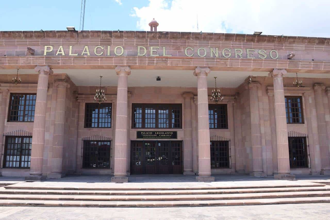 En Torreón autoridades dan a conocer acciones para evitar el uso del celular al conducir.
