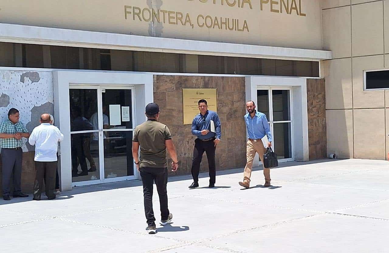Al salir de la audiencia de dirigieron a la Unidad de Medidas Cautelares para colocarles el localizador electrónico.