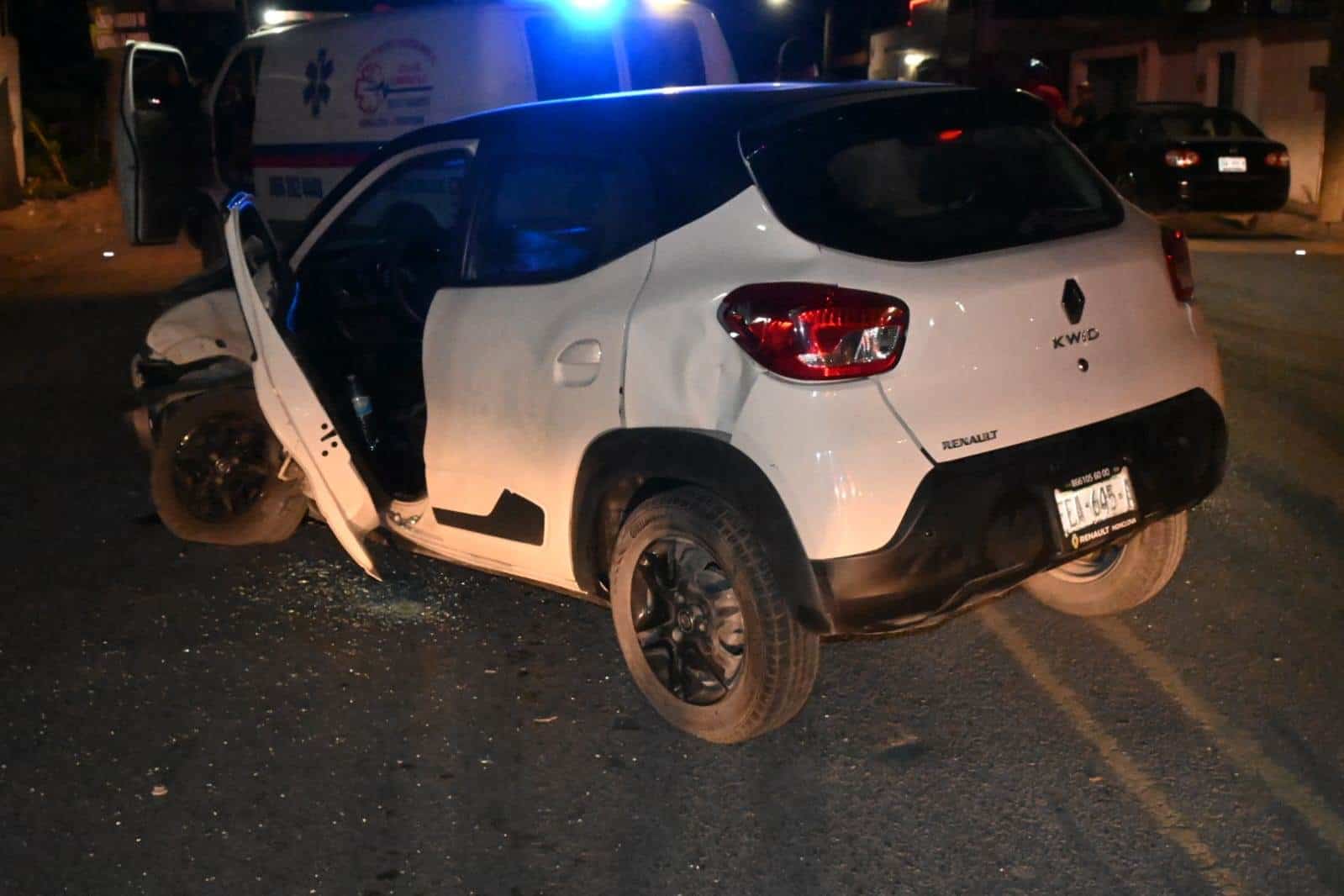 Causa accidente; lesiona a conductor