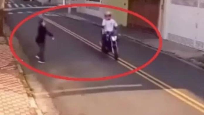 VIDEO: Mujer creyó que la iban a ASALTAR y su reacción es INCREÍBLE