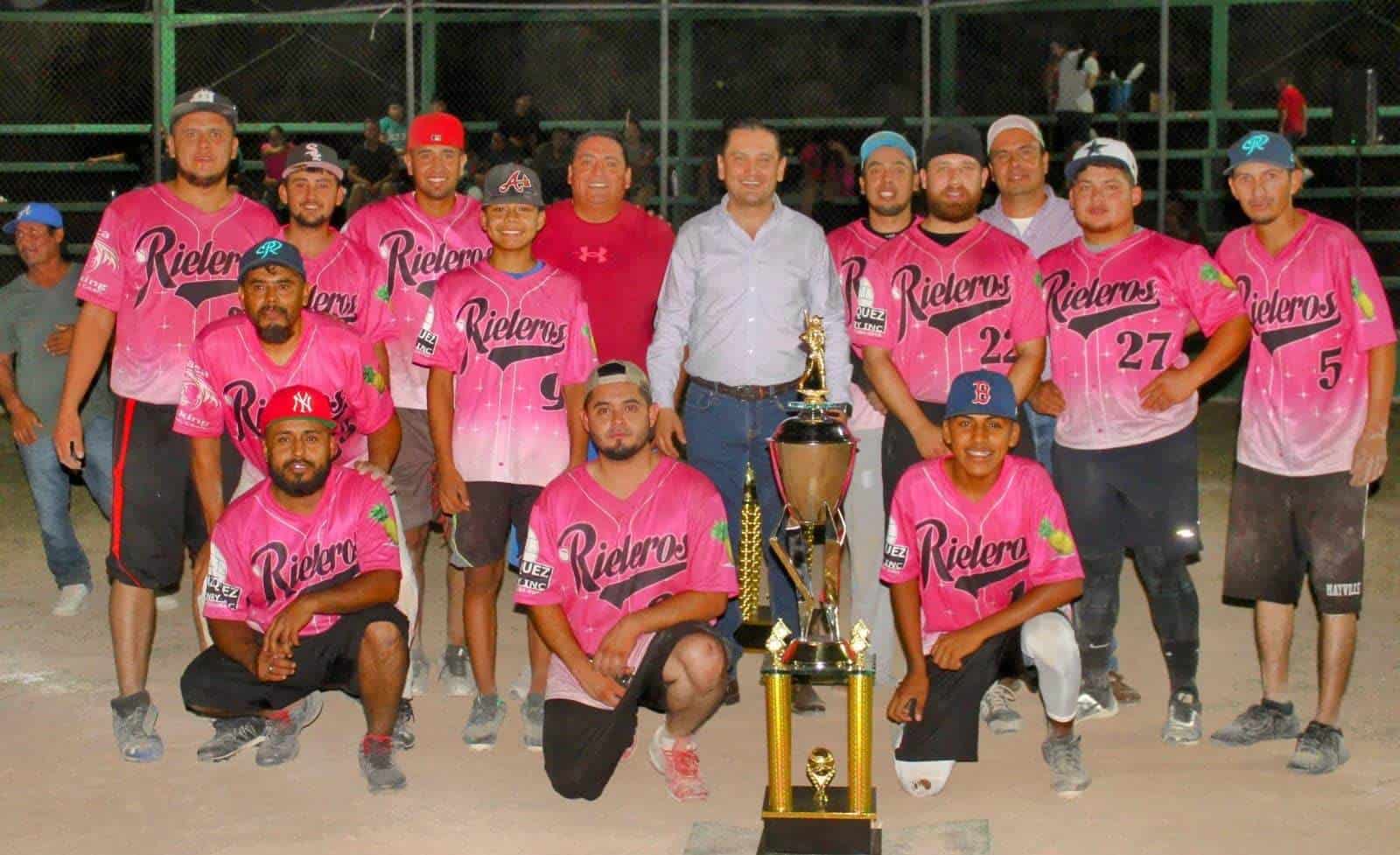 Final de la Liga Municipal de Softbol Varonil celebra a campeones