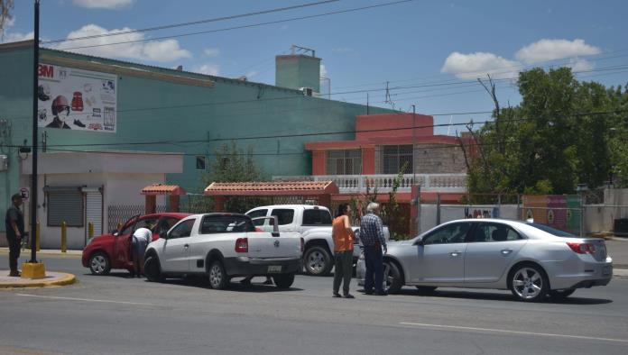 Cambia de carril y causa accidente
