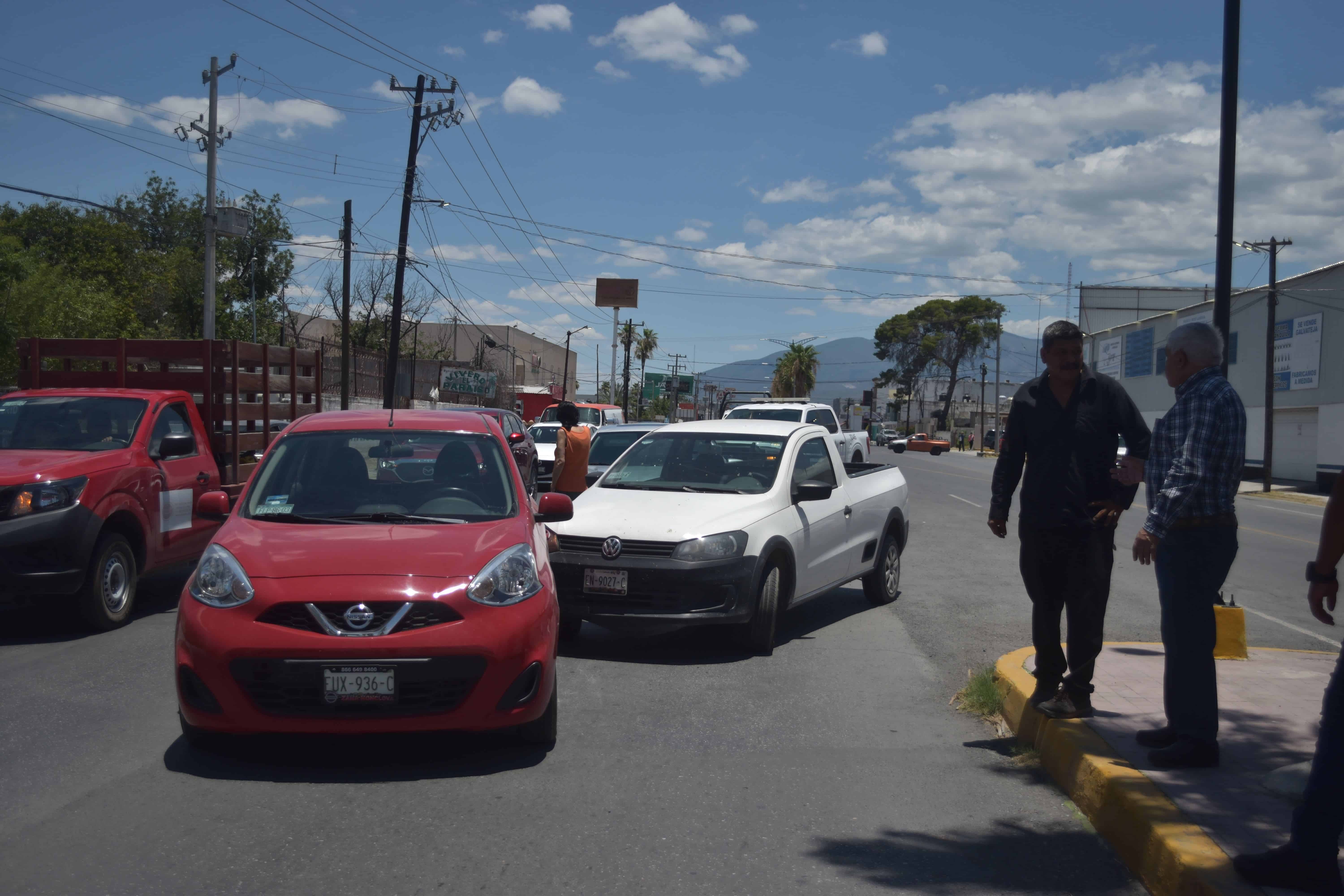 Cambia de carril y causa accidente