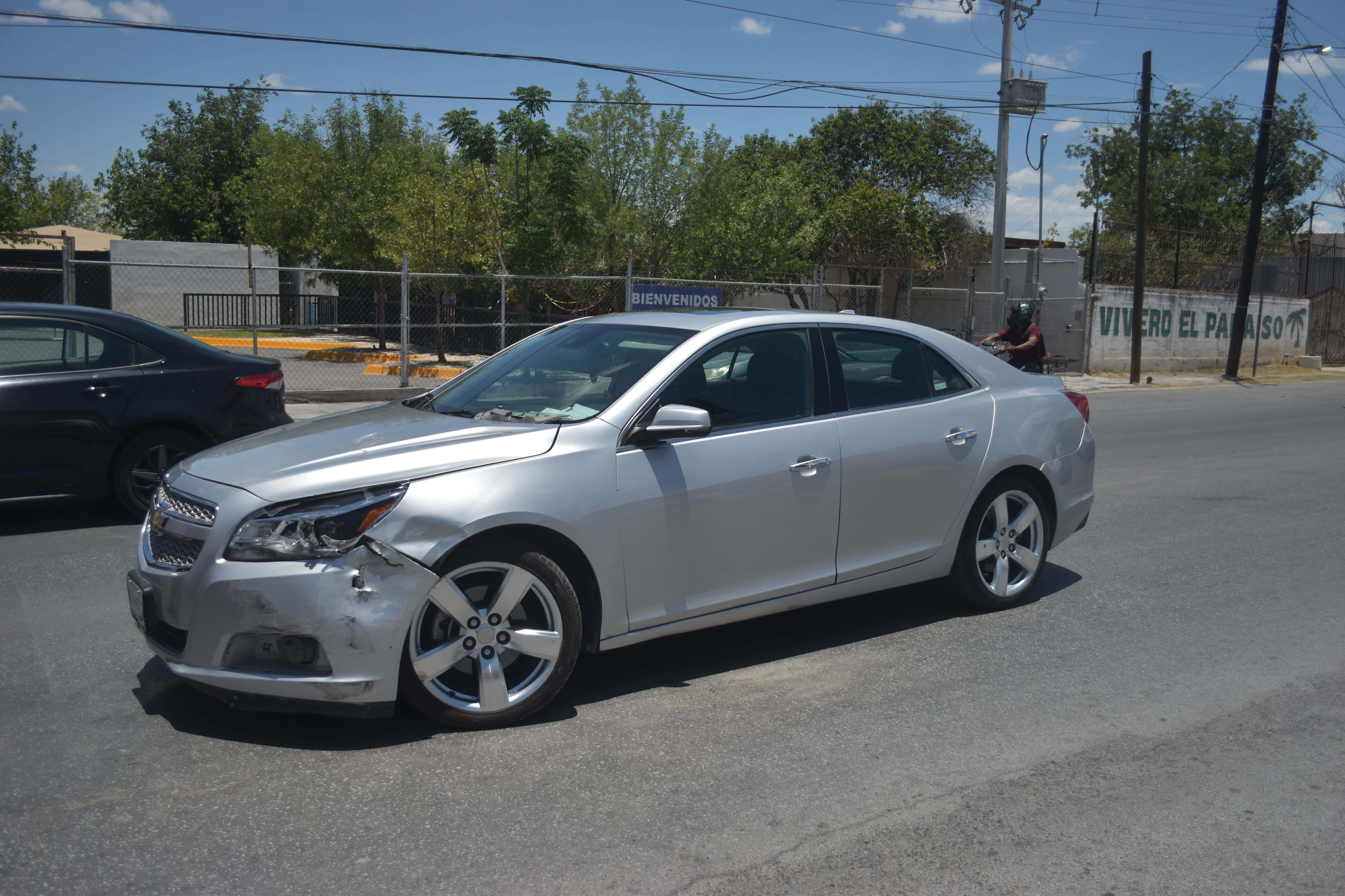 Cambia de carril y causa accidente