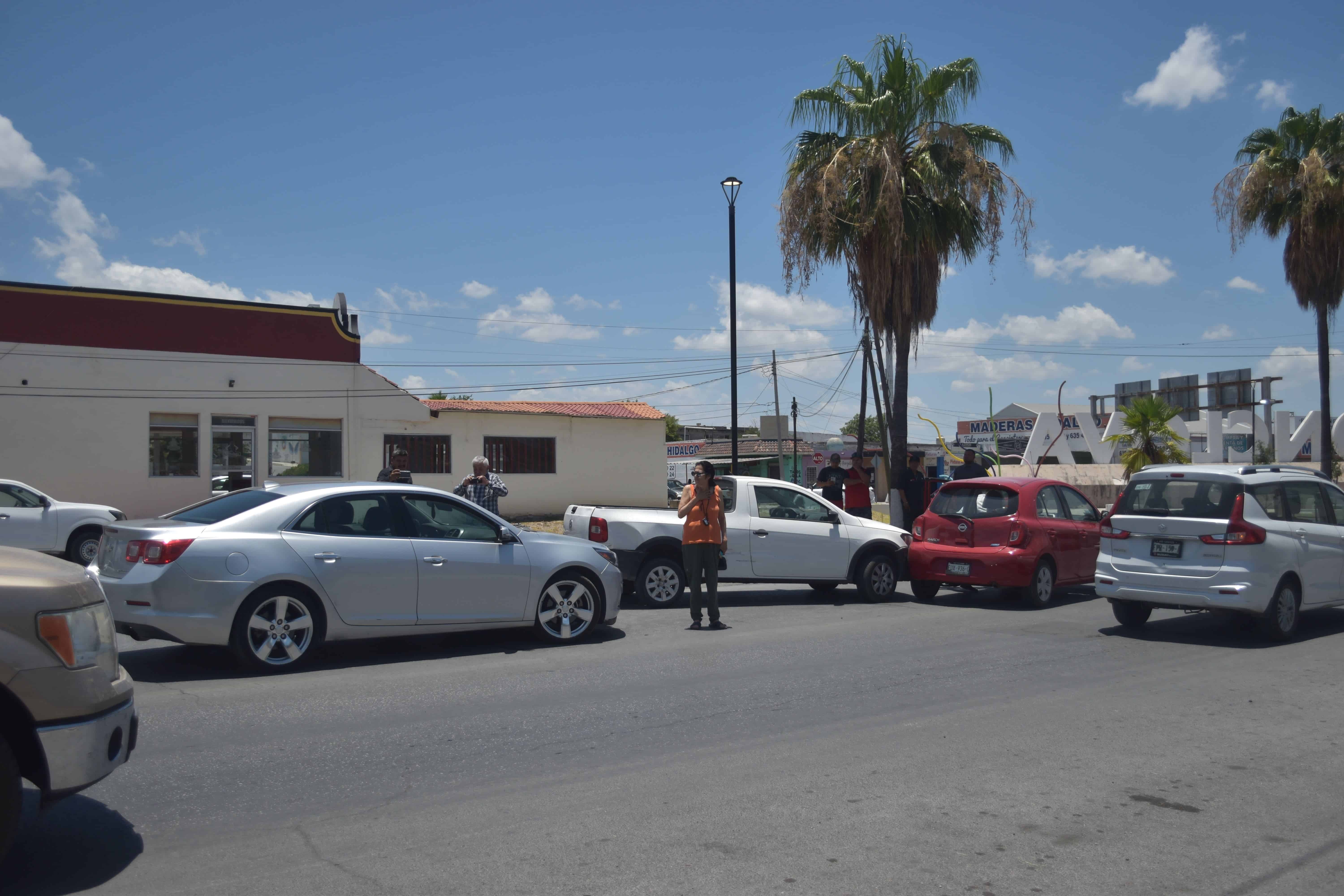 Cambia de carril y causa accidente