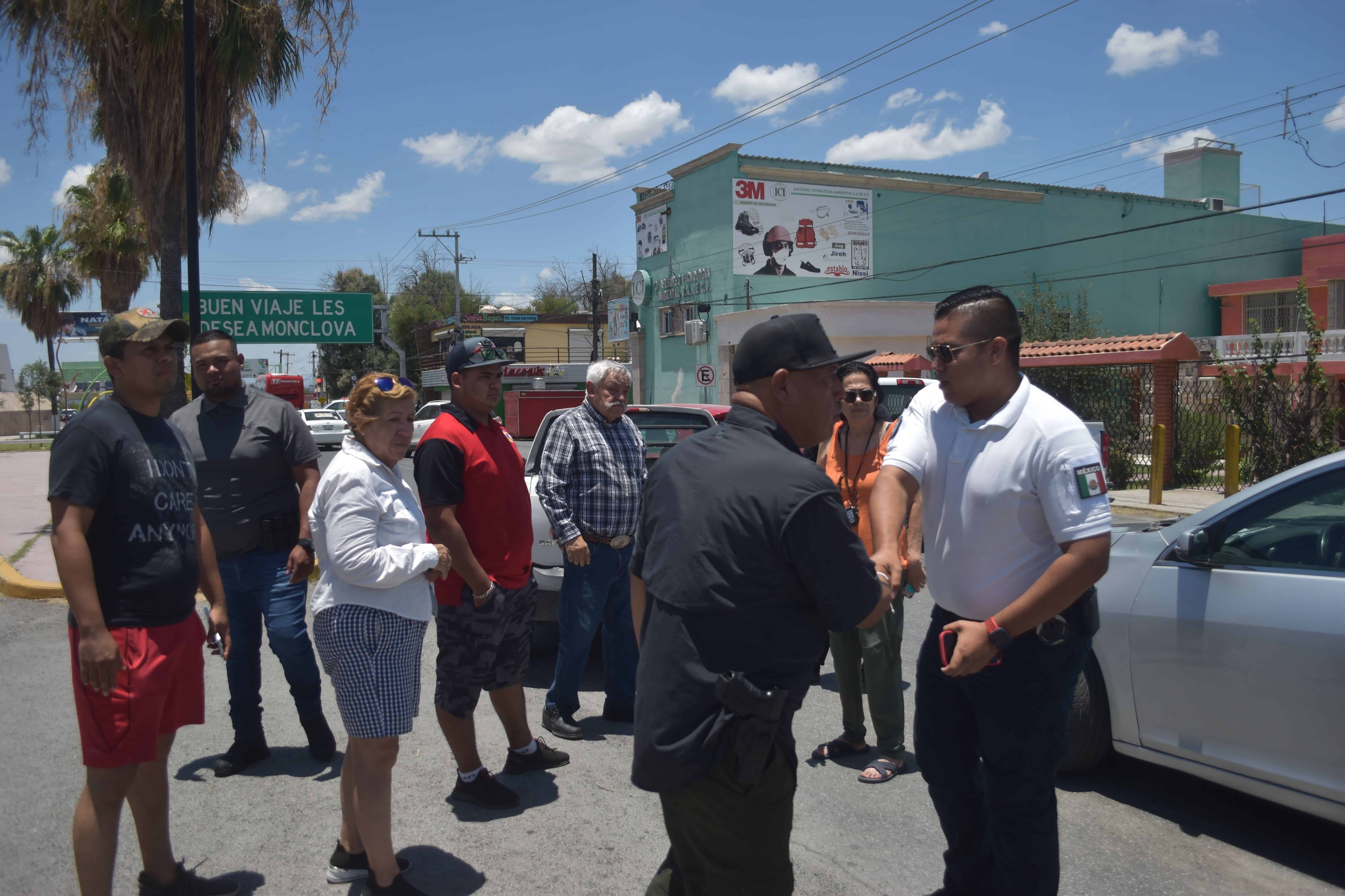 Cambia de carril y causa accidente