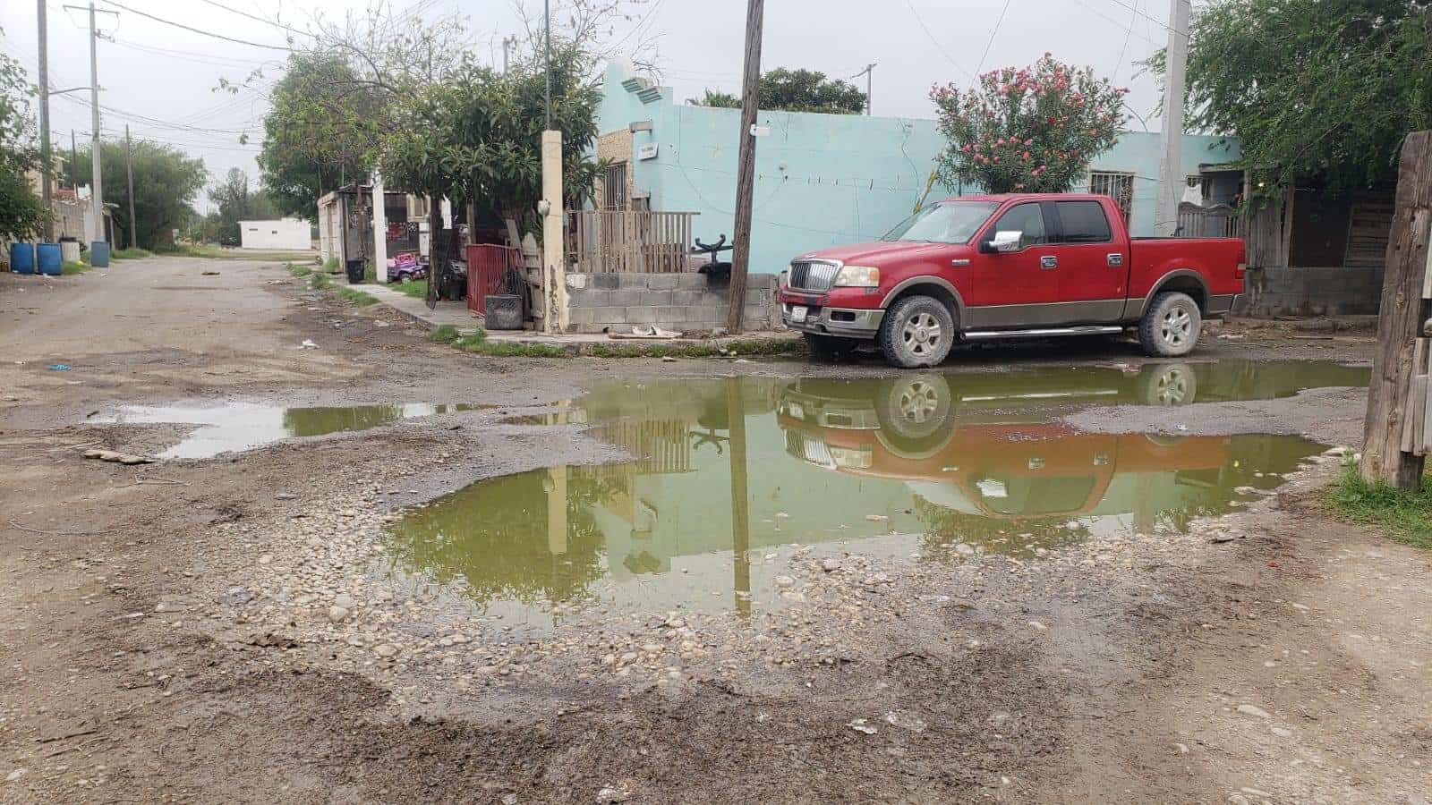 Tienen Vecinos de la Reynera Meses con el Drenaje Colapsado
