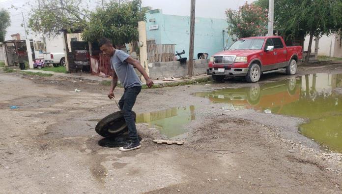 Tienen Vecinos de la Reynera Meses con el Drenaje Colapsado