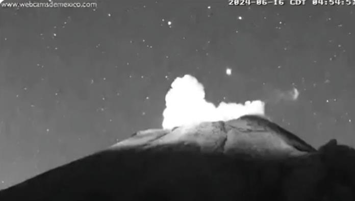 Captan extraña luz saliendo del Popocatépetl