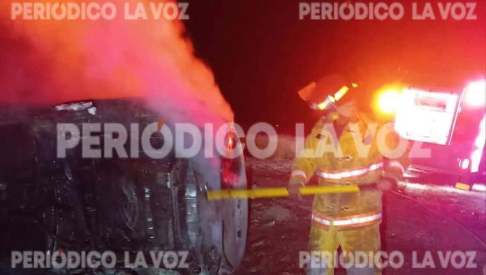 Vuelca y se incendia vehículo por fortuna no se registraron pérdidas humanas