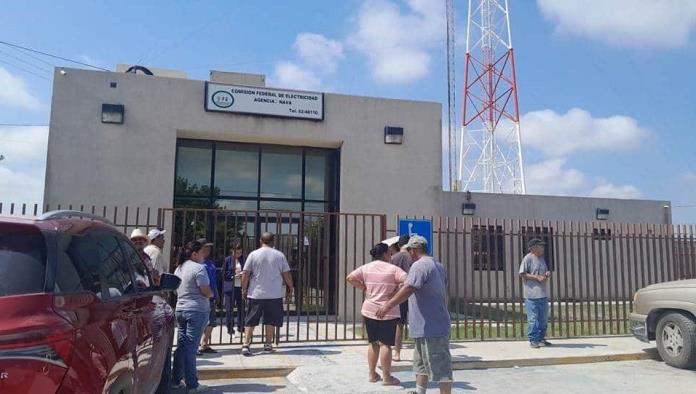Continúa desabasto de luz en Nava y vecinos se manifiestan en oficinas de CFE