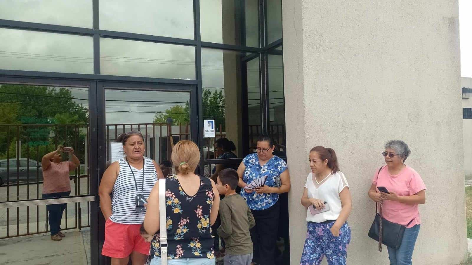 Continúa desabasto de luz en Nava y vecinos se manifiestan en oficinas de CFE