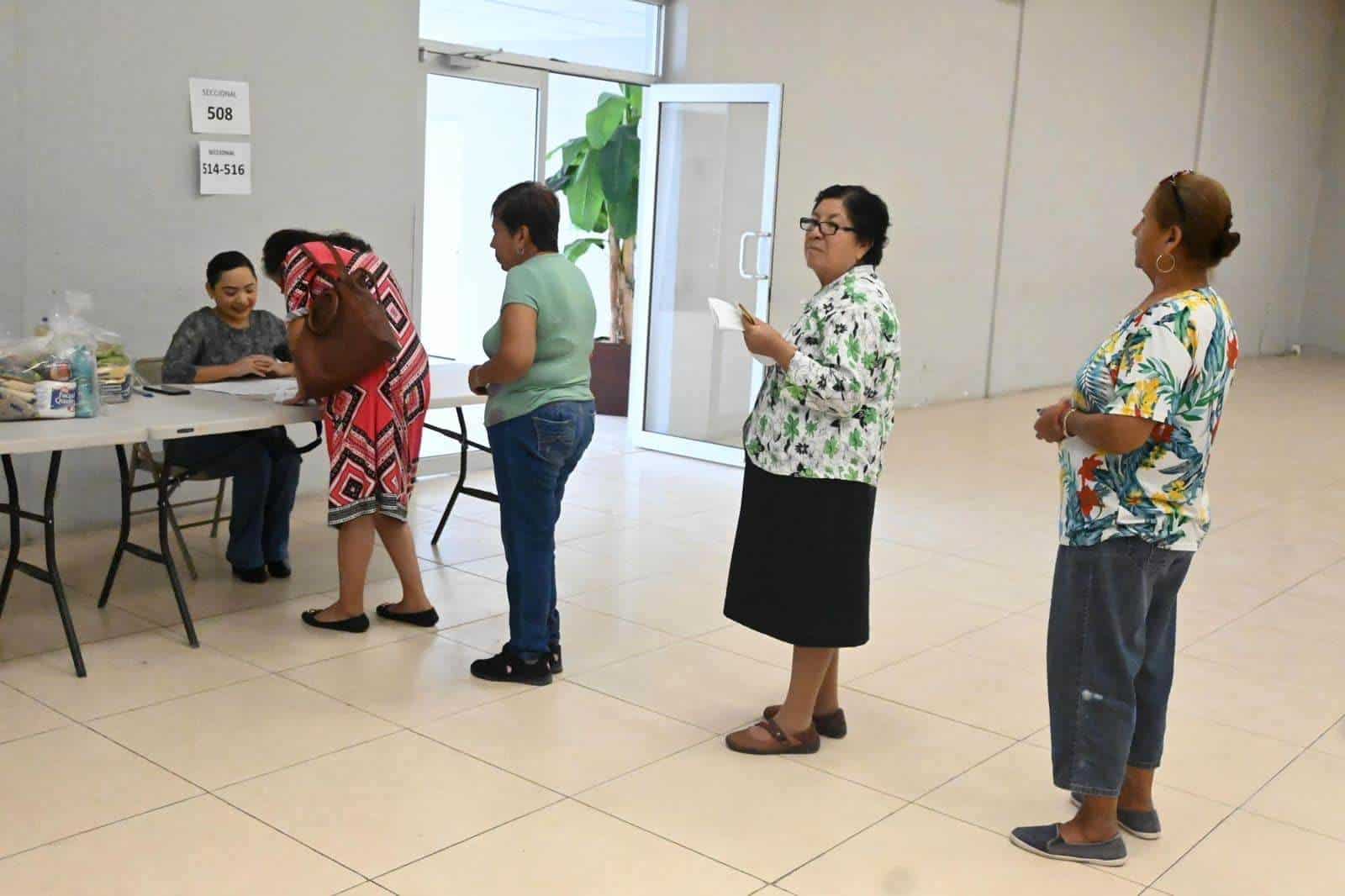 Entregan Despensas a más de 200 Adultos Mayores en Nava