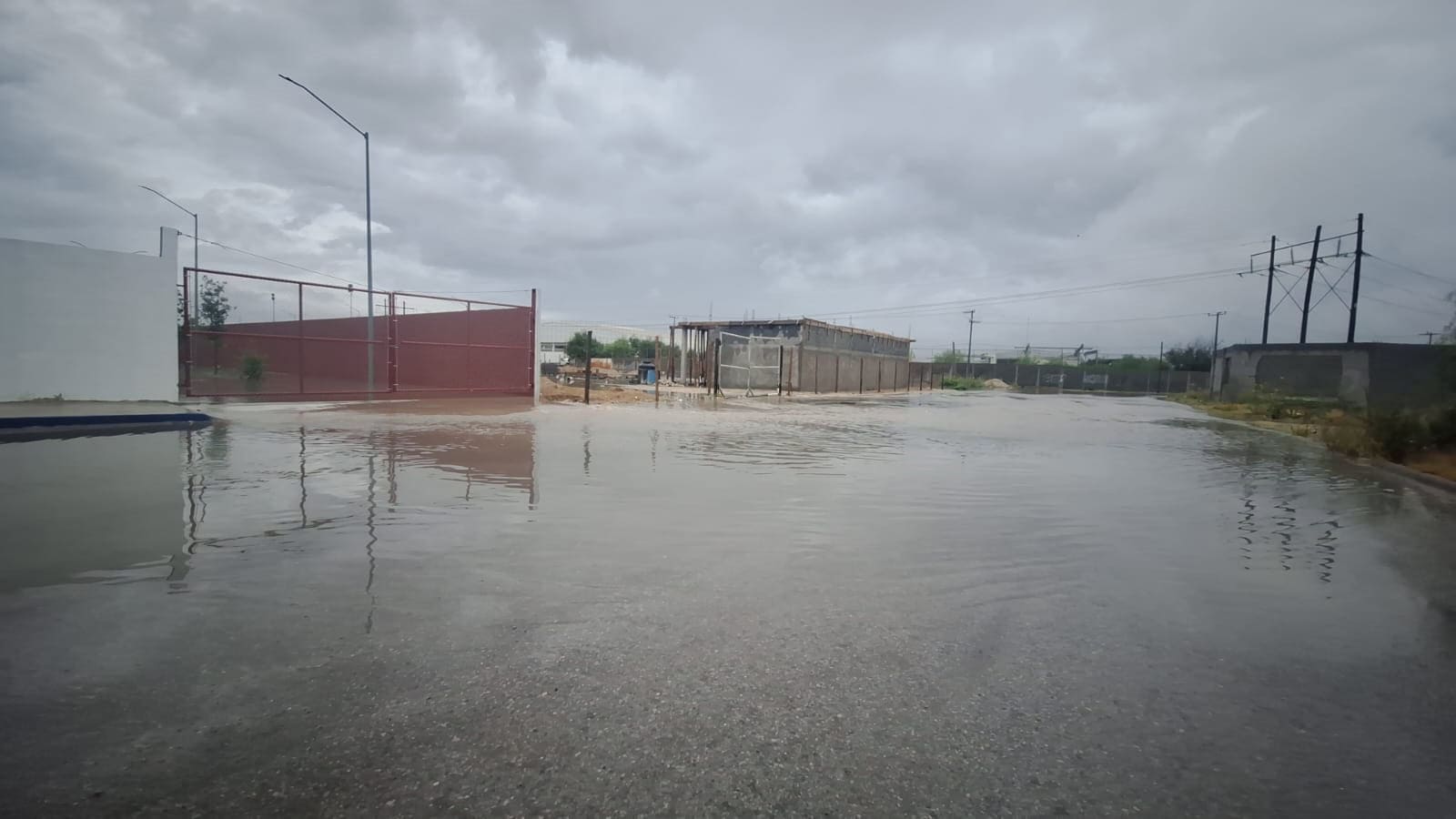 El agua no ceso durante todo el día.