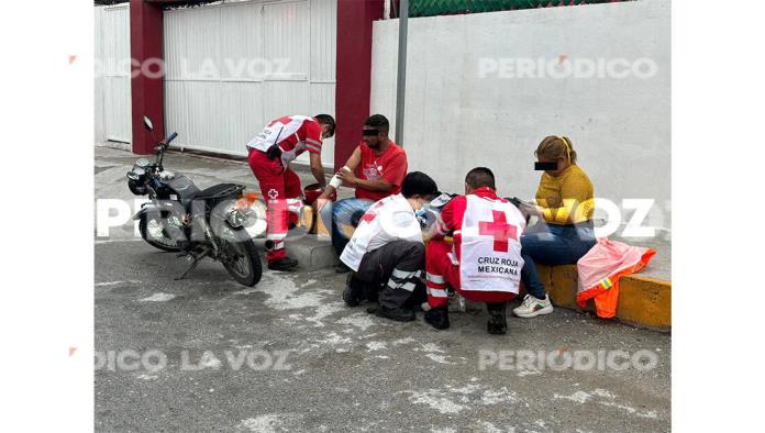 Derrapa pareja en moto