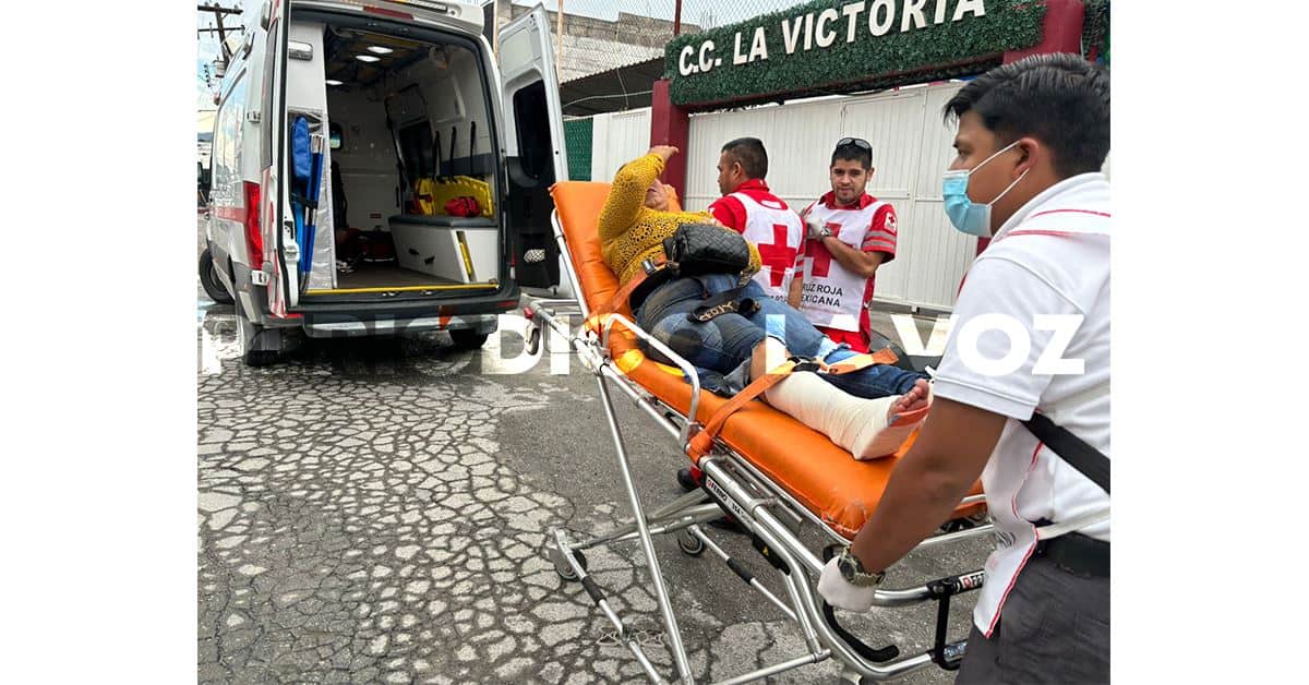 Derrapa pareja en moto
