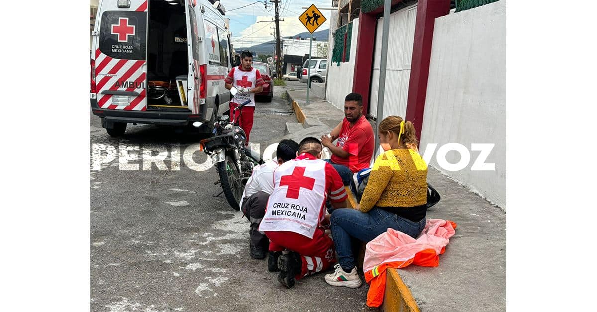 Derrapa pareja en moto