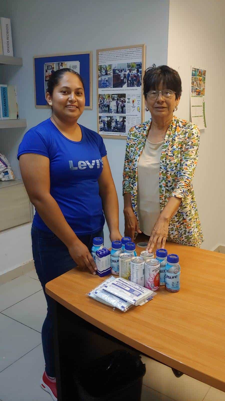 En apoyo a la salud comunitaria, la regidora Leticia Espinoza Zavala entregó medicamentos esenciales a Victoria Guadalupe Villarreal Medina para un ejidatario del Ejido Salitrillos tras una cirugía intestinal.