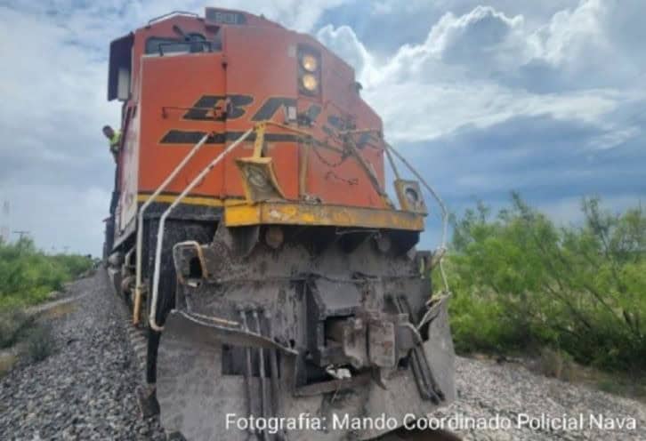 Intentó ganarle el paso: Embiste tren a tráiler en Nava 