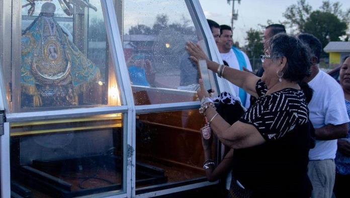 Reciben católicos a  la Virgen Peregrina