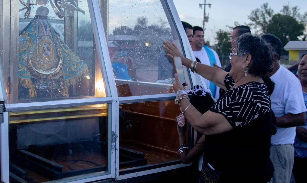 Reciben católicos a  la Virgen Peregrina