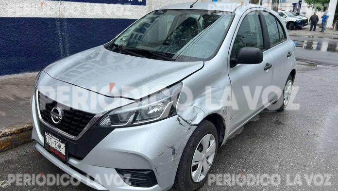 Choca auto compacto con camión de carga 