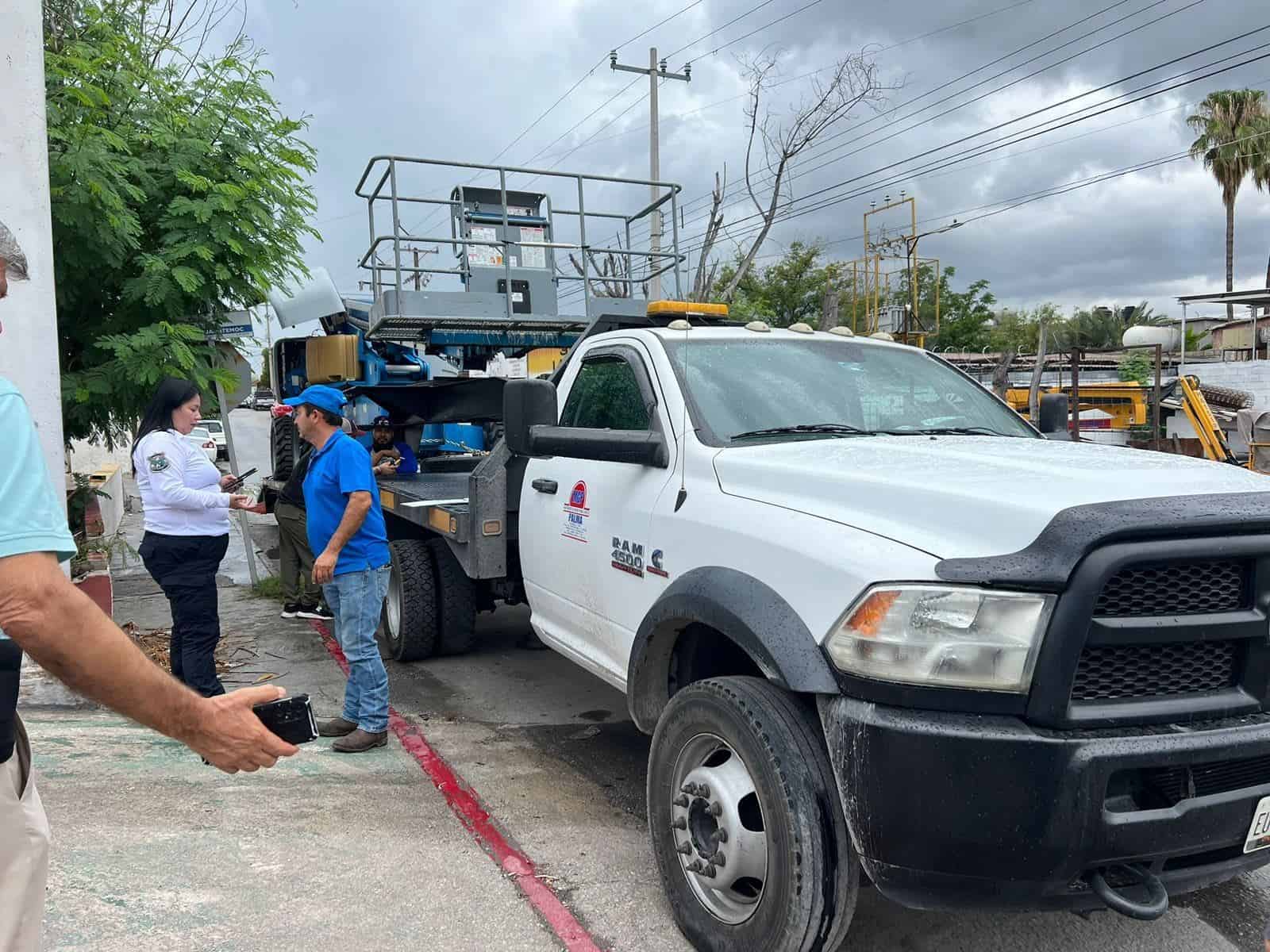 Choca auto compacto con camión de carga 