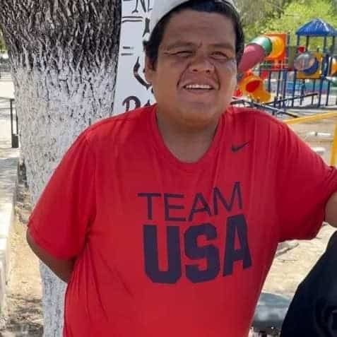 Se solidarizan con joven bolero; le robaron sus herramientas de trabajo