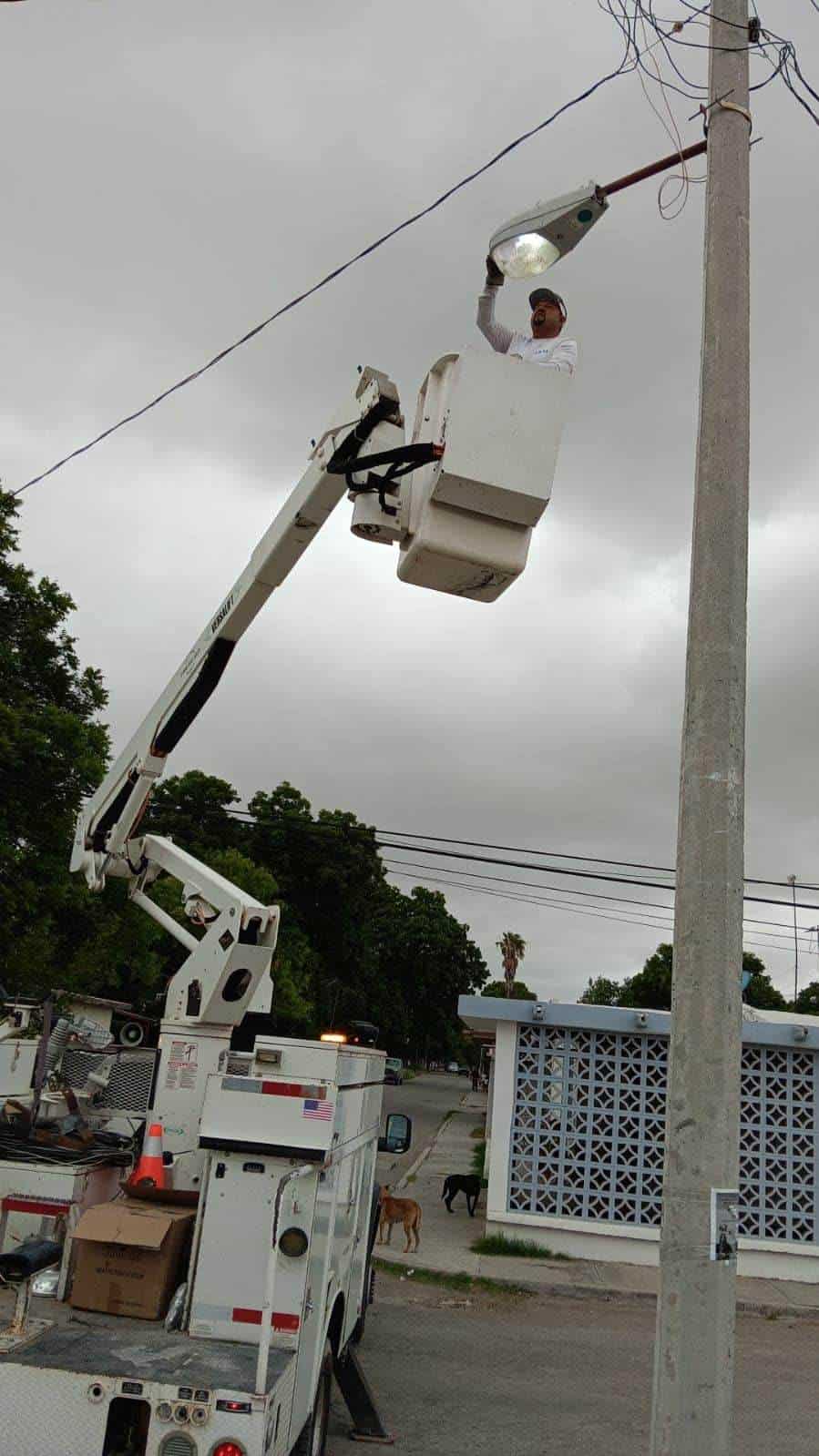 Atienden reportes de luminarias dañadas para mejorar la seguridad de los navenses