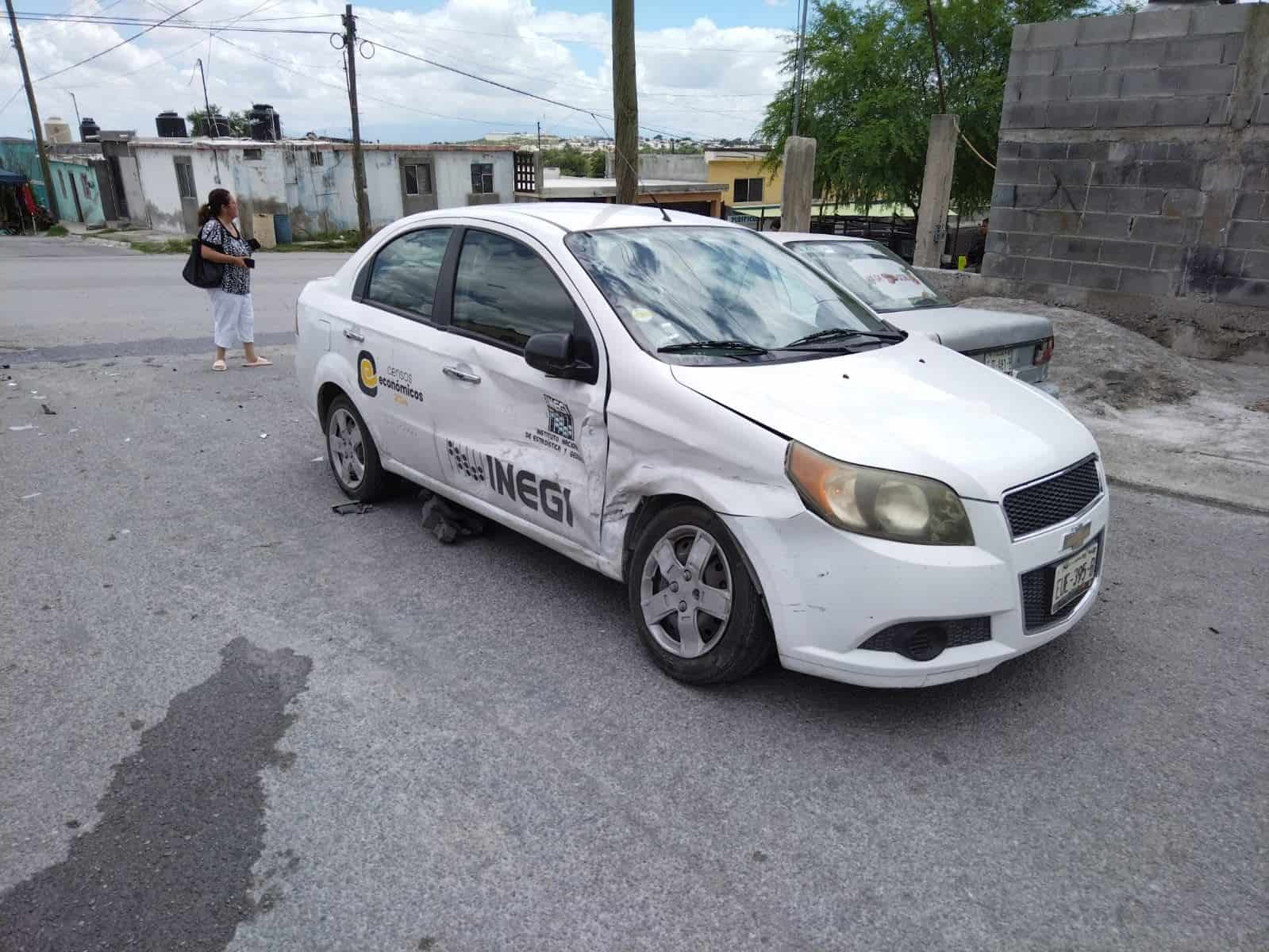 Choca empleada del INEGI en calles de la Borja
