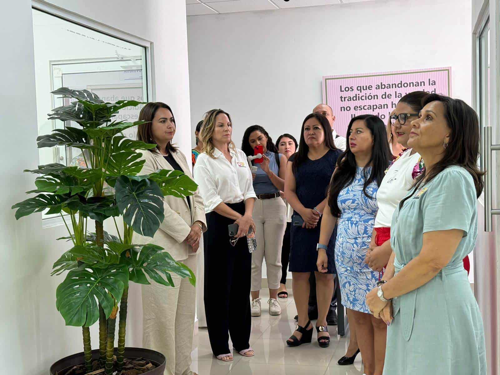 Presentan DIF programas contra violencia de género