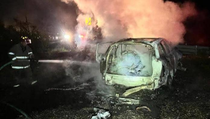 Arde vehículo tras choque en el ejido Santa María